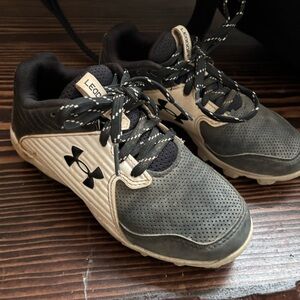 Little boys size 13 Under Armour baseball cleatss